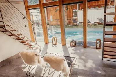 Der Swimmingpool an oder in der Nähe von Backstage Hotel Serviced Apartments