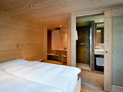 Ein Bett oder Betten in einem Zimmer der Unterkunft Hotel Fafleralp