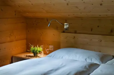 Ein Bett oder Betten in einem Zimmer der Unterkunft Hotel Fafleralp
