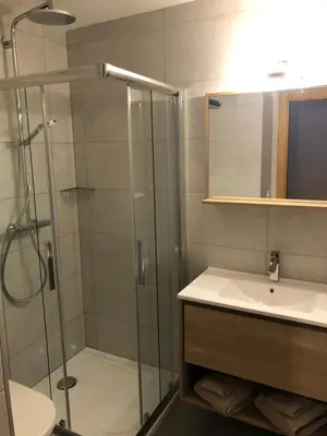 Ein Badezimmer in der Unterkunft Le Cerf, magnifique studio avec jardin-terrasse et garage