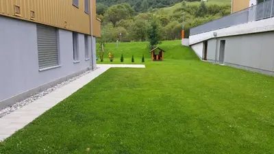 Ein Garten an der Unterkunft Realp-Andermatt 3,5 locali giardino privato In mezzo la natura, spettacolare per appassionati montanbike, pesca ecc In inverno fai sci di fondo dal giardino e con il treno davanti a casa si raggiunge in 5min il comprensorio scistico di Andermatt