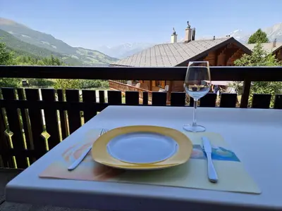 Ein allgemeiner Bergblick oder ein Berglick von des Ferienhauses aus