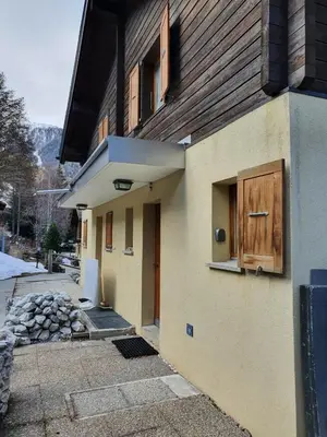 Das Gebäude in dem sich das Ferienhaus befindet