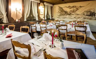 Ein Restaurant oder anderes Speiselokal in der Unterkunft Hotel Olympia