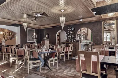 Ein Restaurant oder anderes Speiselokal in der Unterkunft Hotel Marmotte
