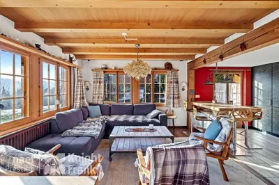 Ein Sitzbereich in der Unterkunft Chalet familial traditionnel