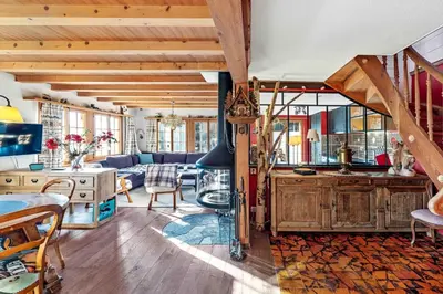 Ein Sitzbereich in der Unterkunft Chalet familial traditionnel