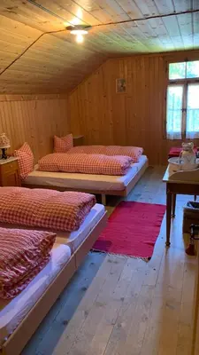 Ein Bett oder Betten in einem Zimmer der Unterkunft Berghaus Iffigenalp