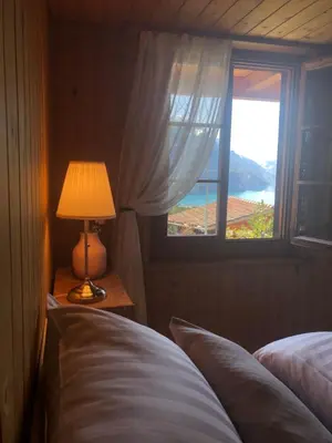 Ein Bett oder Betten in einem Zimmer der Unterkunft Charmant Chalet mit See und Bergsicht