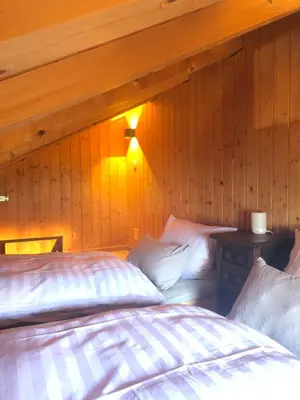 Ein Bett oder Betten in einem Zimmer der Unterkunft Charmant Chalet mit See und Bergsicht