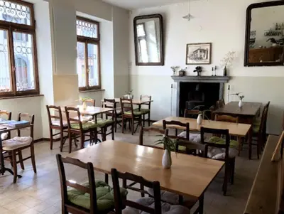 Ein Sitzbereich in der Unterkunft Osteria Grütli con alloggio