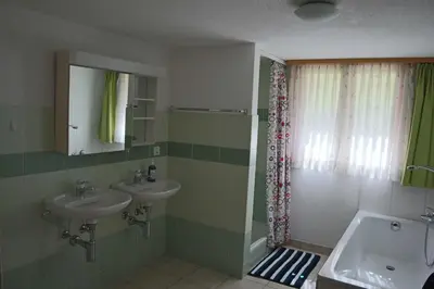 Ein Badezimmer in der Unterkunft Harri's BnB in Kandersteg, Ferienwohnung