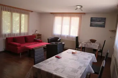Ein Sitzbereich in der Unterkunft Harri's BnB in Kandersteg, Ferienwohnung