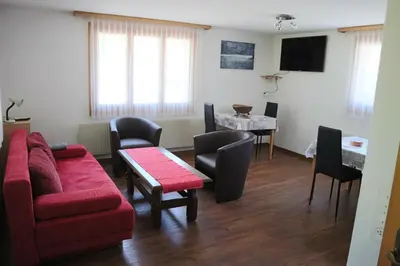 Ein Sitzbereich in der Unterkunft Harri's BnB in Kandersteg, Ferienwohnung
