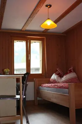 Ein Bett oder Betten in einem Zimmer der Unterkunft Harri's BnB in Kandersteg, Ferienwohnung