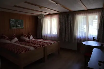 Ein Bett oder Betten in einem Zimmer der Unterkunft Harri's BnB in Kandersteg, Ferienwohnung