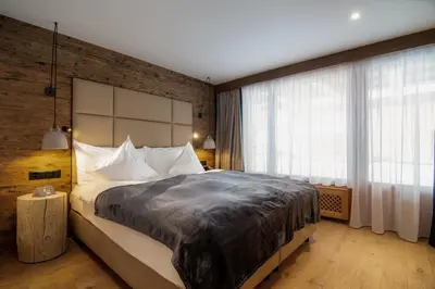 Ein Bett oder Betten in einem Zimmer der Unterkunft Walliserhof Grand-Hotel & Spa Relais & Châteaux