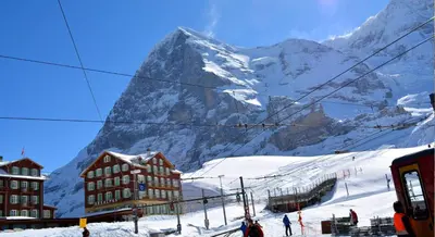 Ein allgemeiner Bergblick oder ein Berglick von des Campingplatzes aus