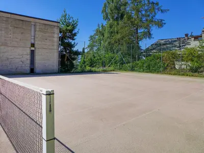 Tennis und/oder Squash in der Unterkunft Apartment Jeanne D'Arc Apt- C-19 by Interhome oder in der Nähe