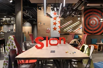 Ein Restaurant oder anderes Speiselokal in der Unterkunft Moxy Sion