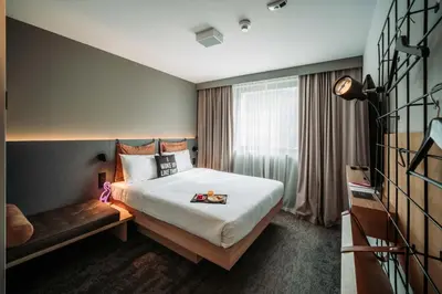 Ein Bett oder Betten in einem Zimmer der Unterkunft Moxy Sion