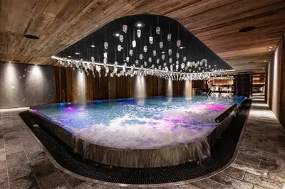 Der Swimmingpool an oder in der Nähe von Tradition Julen Hotel