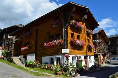 Das Gebäude in dem sich das Ferienhaus befindet