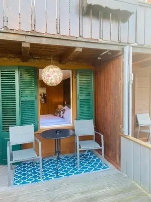 Ein Balkon oder eine Terrasse in der Unterkunft Boutique Hotel Bellevue B&B am Brienzersee Iseltwald Interlaken