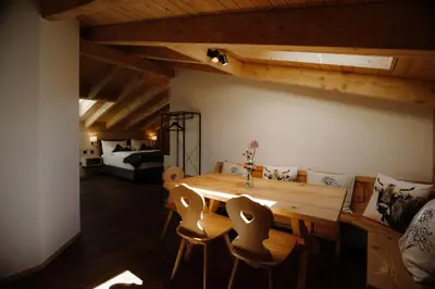 Ein Sitzbereich in der Unterkunft Bodehüttli