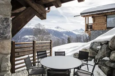 Ein allgemeiner Bergblick oder ein Berglick von des Chalets aus