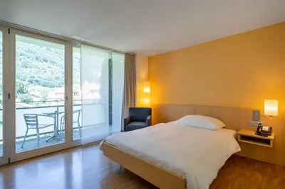Ein Bett oder Betten in einem Zimmer der Unterkunft Hotel Artos Interlaken