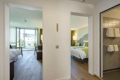Ein Bett oder Betten in einem Zimmer der Unterkunft Hotel Artos Interlaken
