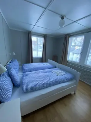 Ein Bett oder Betten in einem Zimmer der Unterkunft Familienferien im Chalet Bärgli Kandersteg