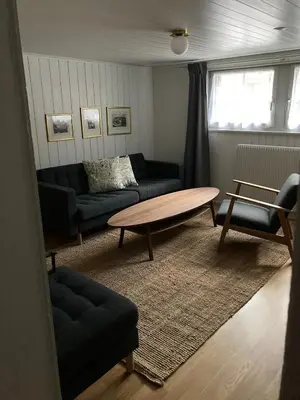 Ein Sitzbereich in der Unterkunft Familienferien im Chalet Bärgli Kandersteg