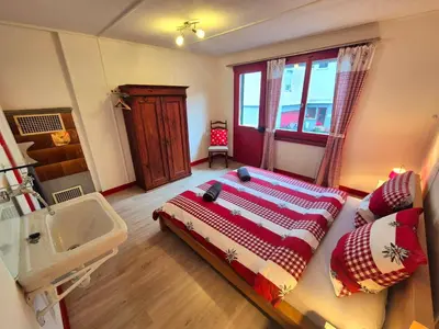 Ein Bett oder Betten in einem Zimmer der Unterkunft CASA UNO Heimeliges Chalet mitten in Spiez