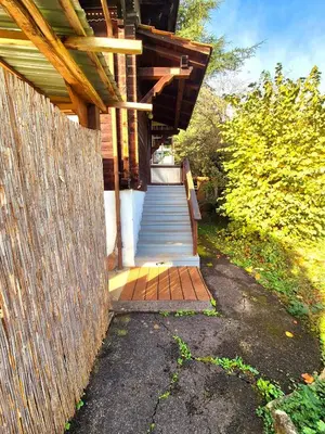 Ein Garten an der Unterkunft CASA UNO Heimeliges Chalet mitten in Spiez