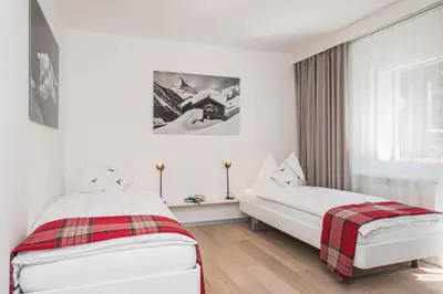 Ein Bett oder Betten in einem Zimmer der Unterkunft Ascot-Zermatt