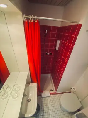 Ein Badezimmer in der Unterkunft Hotel De La Paix