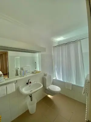 Ein Badezimmer in der Unterkunft Hotel De La Paix