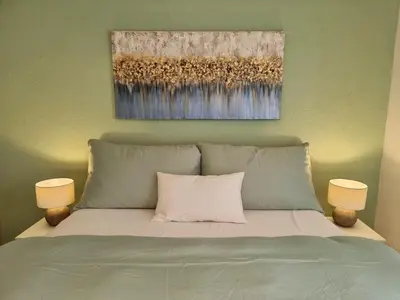 Ein Bett oder Betten in einem Zimmer der Unterkunft Strandhüsli directly on lake Thun