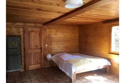 Ein Bett oder Betten in einem Zimmer der Unterkunft Alpia 26 - Zwei Zimmerwohnung in traditionellem Walliser Haus
