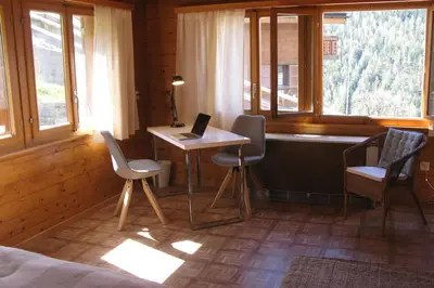 Ein Sitzbereich in der Unterkunft Alpia 26 - Zwei Zimmerwohnung in traditionellem Walliser Haus