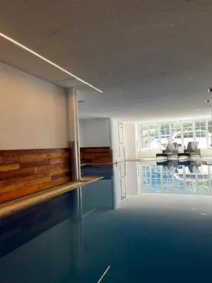 Der Swimmingpool an oder in der Nähe von Grichting Hotel & Serviced Apartments
