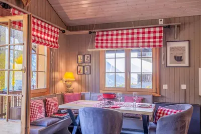 Ein Sitzbereich in der Unterkunft Chalet La Neuf