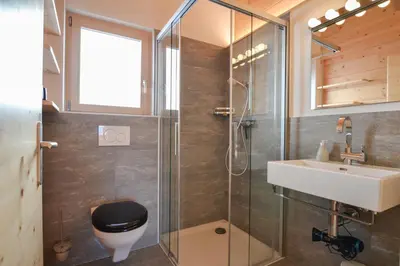 Ein Badezimmer in der Unterkunft Hirschfluh Duplex