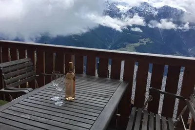 Ein allgemeiner Bergblick oder ein Berglick von der Ferienwohnung aus