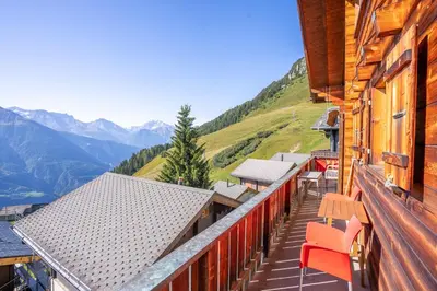 Ein allgemeiner Bergblick oder ein Berglick von des Chalets aus