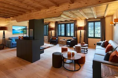 Ein Sitzbereich in der Unterkunft Eiger View Alpine Lodge