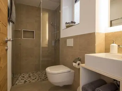 Ein Badezimmer in der Unterkunft Apartment Huwetz 2- OG Süd by Interhome
