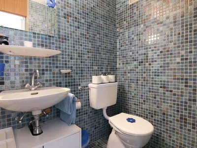 Ein Badezimmer in der Unterkunft Apartment Casa Yolanda 1- OG Süd by Interhome